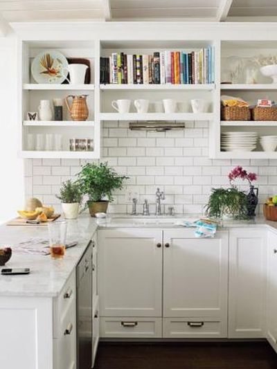 Как использовать открытые полки в интерьере вашей кухни?